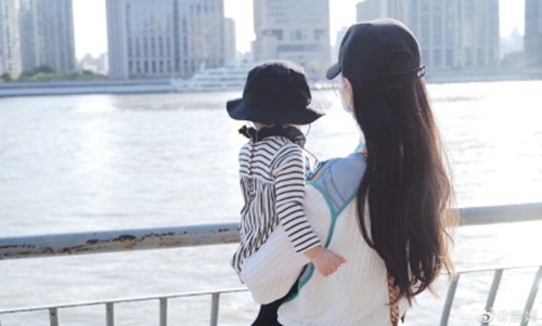 唐嫣晒女儿背影照庆祝儿童节快乐(唐嫣晒照庆圣诞)