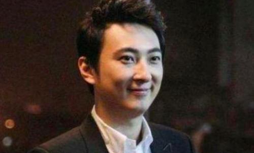 偶遇张艺兴王思聪打台球(王思聪张艺兴酒吧蹦迪打台球)