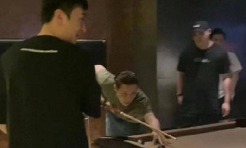 偶遇张艺兴王思聪打台球(王思聪张艺兴酒吧蹦迪打台球)