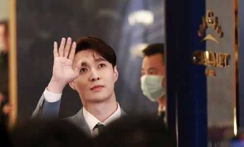 偶遇张艺兴王思聪打台球(王思聪张艺兴酒吧蹦迪打台球)