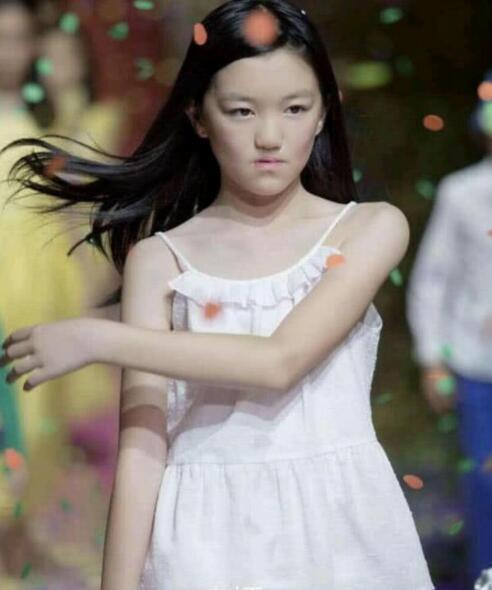 李嫣说话清楚吗?她的上面长不出牙真的假的 李嫣说话清楚吗?她的上面长不出牙真的假的