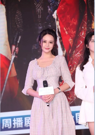 晶女郎胡然胸围好惊人