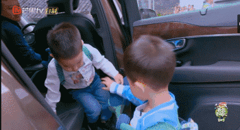 安吉和弟弟说话都像纯爷们