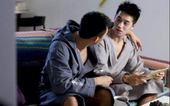 许魏洲机场脖子上的草莓吻痕图