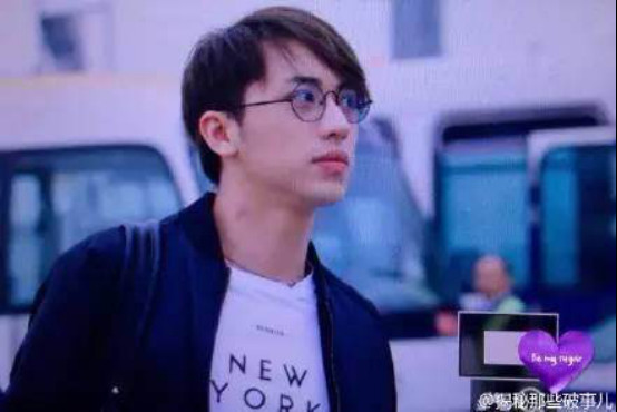 许魏洲机场脖子上的草莓吻痕图