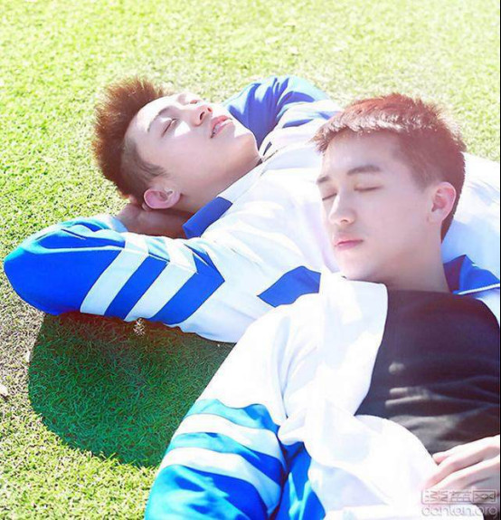 许魏洲机场脖子上的草莓吻痕图