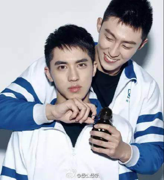 许魏洲机场脖子上的草莓吻痕图