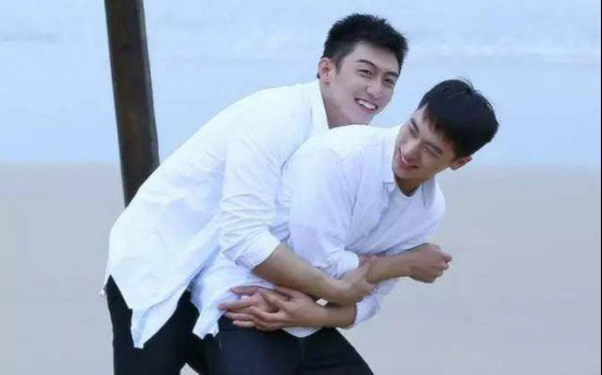 许魏洲机场脖子上的草莓吻痕图