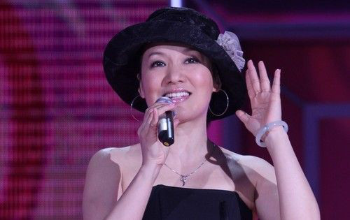 周艳泓为什么总戴帽子？周艳泓的老公是谁呀(周艳泓老公叫什么名字)