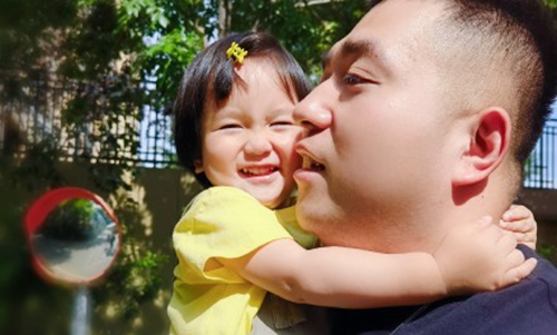 易烊千玺抱胖虎女儿太有爱(易烊千玺胖虎老婆)