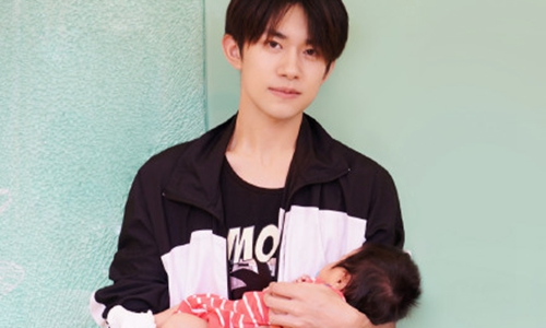 易烊千玺抱胖虎女儿太有爱(易烊千玺胖虎老婆)