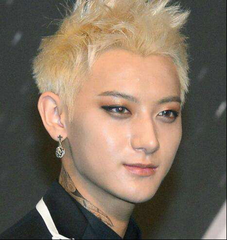 男明星是不是也要化妆？男明星都整过容吗站(男明星化妆为什么 普通人不能化)