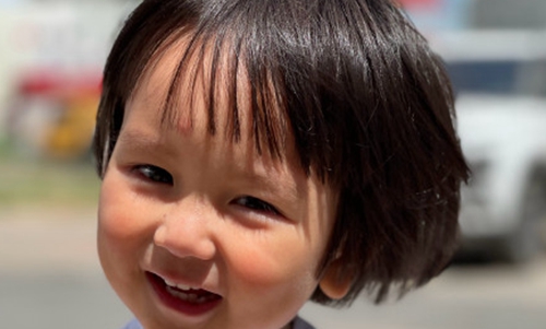 易烊千玺抱胖虎女儿太有爱(易烊千玺胖虎老婆)