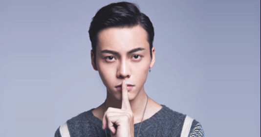 男明星是不是也要化妆？男明星都整过容吗站(男明星化妆为什么 普通人不能化)