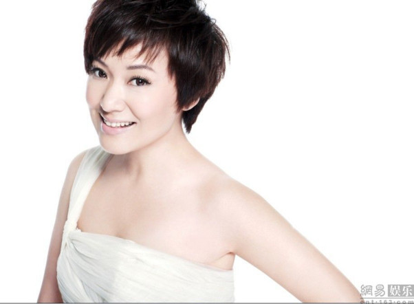 周艳泓为什么总戴帽子?周艳泓的老公是谁呀(周艳泓老公叫什么名字)