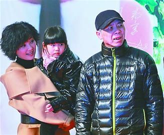 冯小刚徐帆女儿近照(冯小刚妻子徐帆的图片) 冯小刚徐帆女儿近照(冯小刚妻子徐帆的图片)