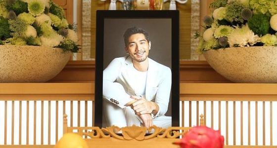 高以翔给每一个探班粉丝送礼物详情(高以翔和粉丝合影)