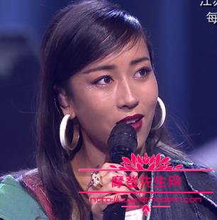 吉克隽逸为什么皮肤那么黑？吉克隽逸有什么(吉克隽逸全身都是黑的吗)