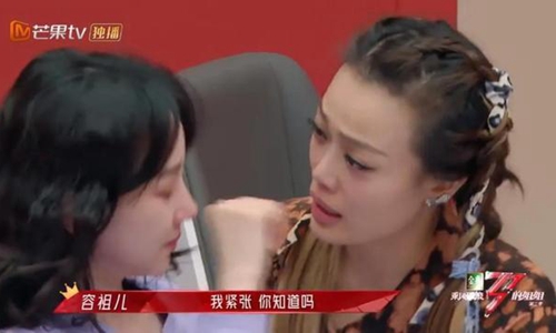 陈小纭拥抱容祖儿示好，知道自己讨人厌表示(陈小纭暗讽容祖儿)