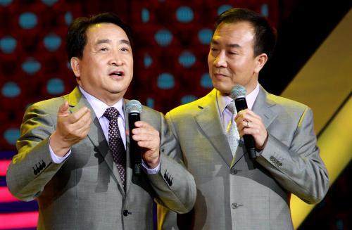 为什么烧饼穿西服演出(烧饼还演出吗)