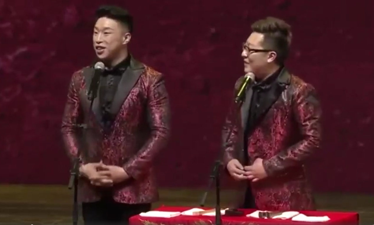 为什么烧饼穿西服演出(烧饼还演出吗)