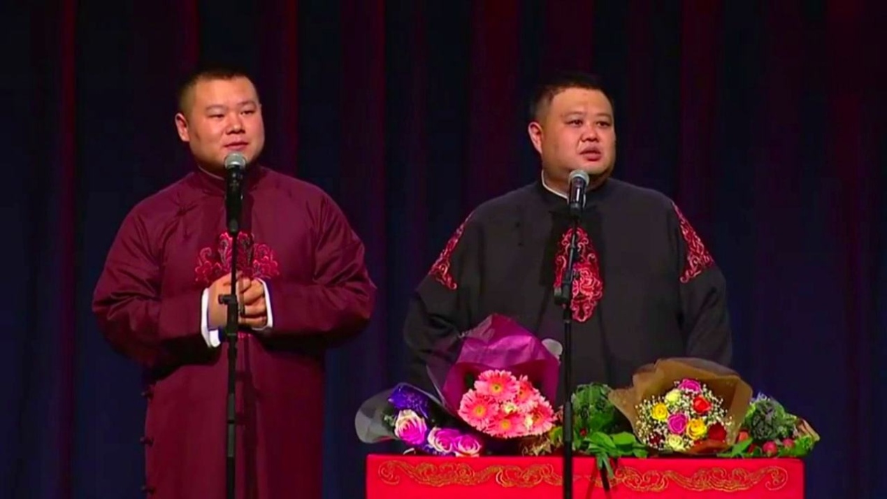 为什么烧饼穿西服演出(烧饼还演出吗)