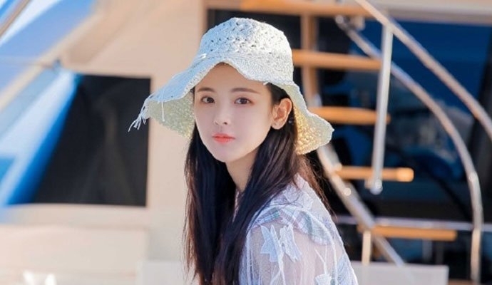 杨超越回应闻袜子直言仙女的脚不会臭(杨超越闻袜子哪一期)