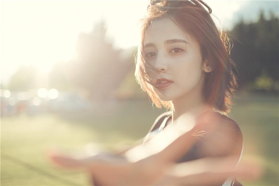 古力娜扎为什么剪短发？张翰古力娜扎机场街(古力娜扎头型短发)