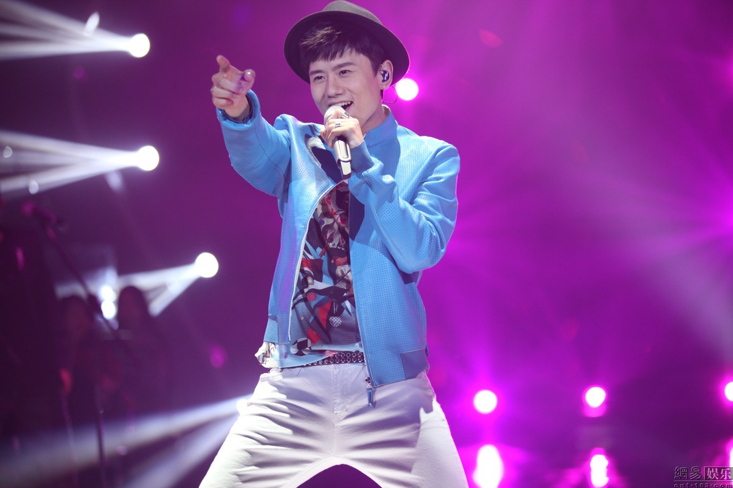 洪涛为什么道歉张杰？洪涛是不是同性恋站<