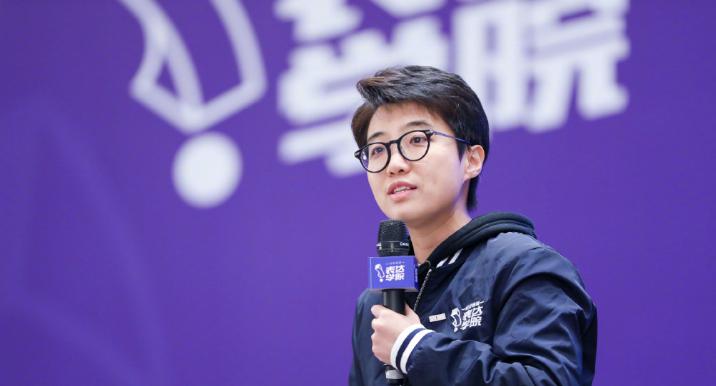 邱晨为什么叫走地鸡 邱晨为什么叫走地鸡