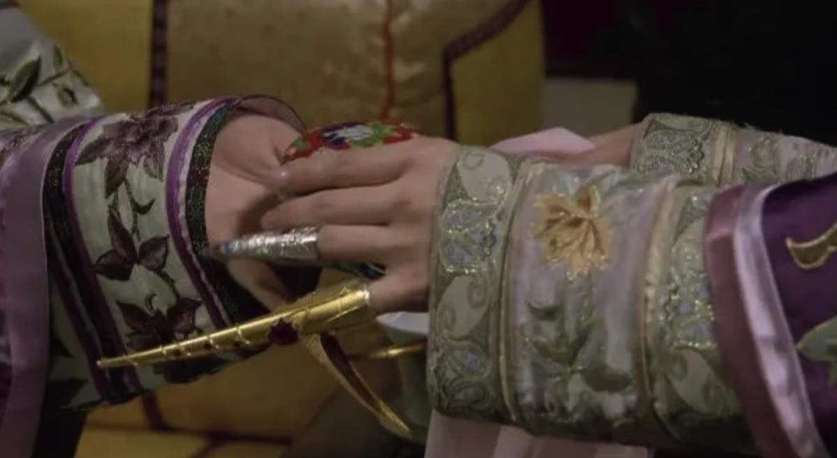 舒痕胶第几集被甄嬛发现的？舒痕胶的成分有