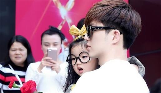 崔雅涵的爸爸妈妈是谁？阿拉蕾和董力不亲热(阿拉蕾和董力什么关系)