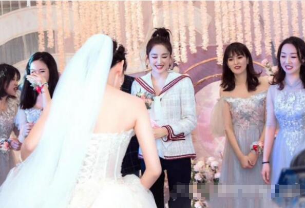 娜扎接到新娘捧花开心热舞(娜扎参加婚礼跳舞视频) 娜扎接到新娘捧花开心热舞(娜扎参加婚礼跳舞视频)