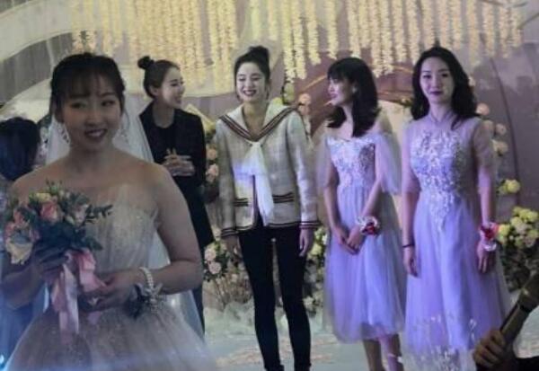 娜扎接到新娘捧花开心热舞(娜扎参加婚礼跳舞视频)