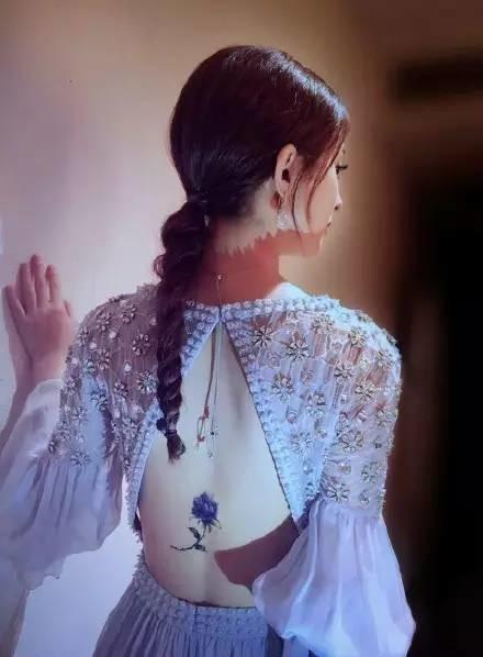 赵丽颖后背纹身图片(赵丽颖身后的紫色纹身)