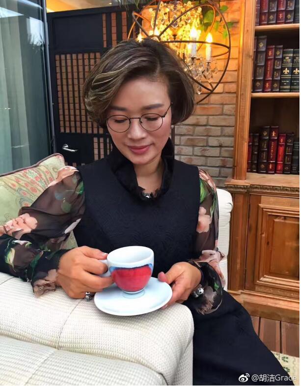 周立波妻子胡洁今年多大了(胡洁和周立波到底是怎么回事)