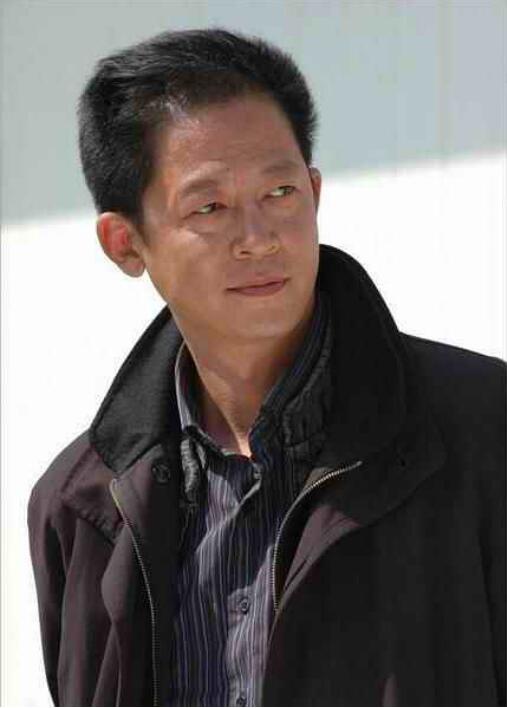 王志文年轻时很帅照片(年轻时王志文好帅)