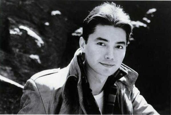 尊龙是如何谈自己身世的(尊龙的人生经历)