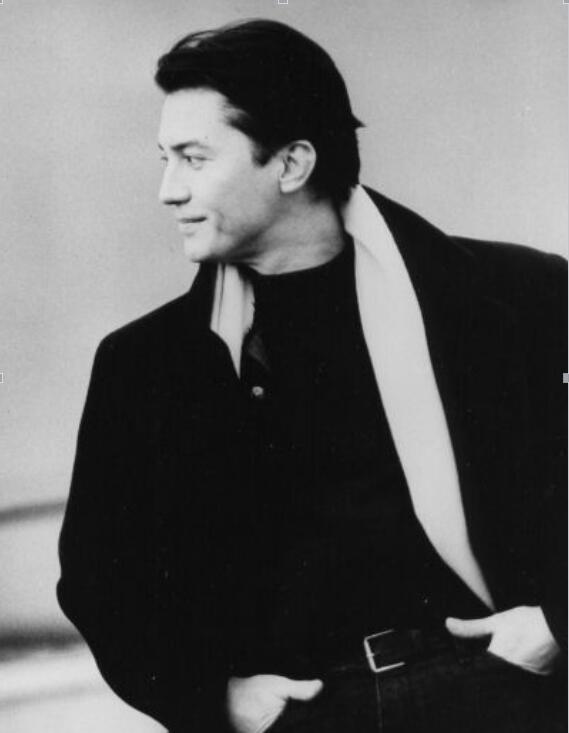 尊龙是如何谈自己身世的(尊龙的人生经历)