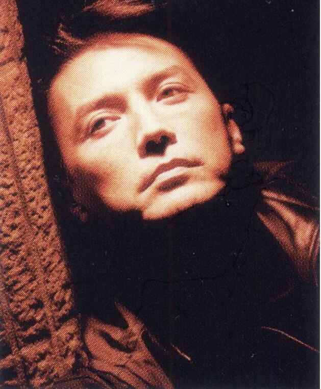 尊龙是如何谈自己身世的(尊龙的人生经历)