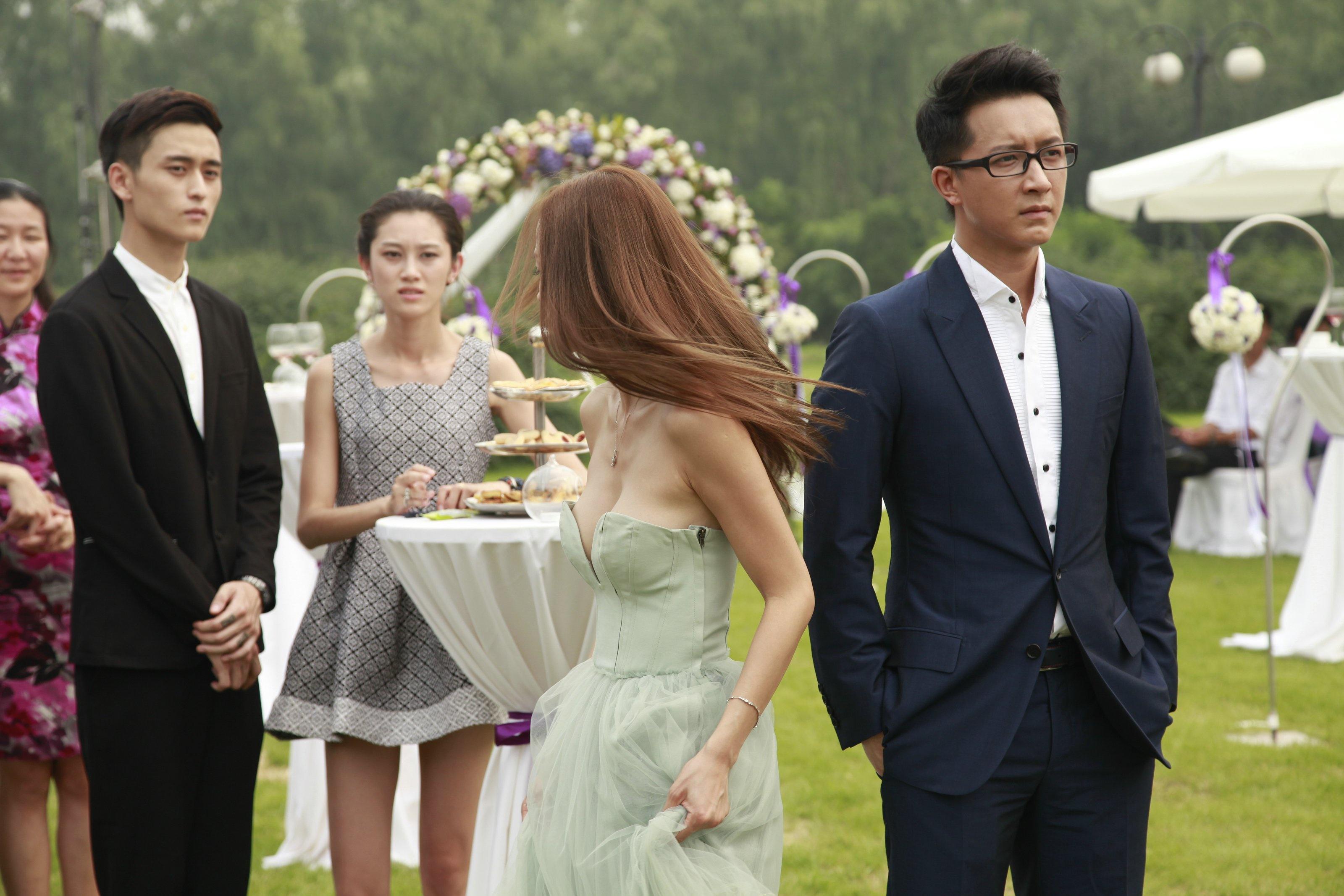 偶遇前任该怎么表现？碰到前女友和前男友最(女生遇到前男友)