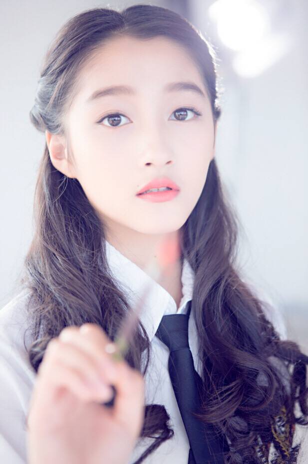 天天向上关晓彤跳舞歌曲叫什么？关晓彤还是(关晓彤易烊千玺天天向上舞蹈歌曲)