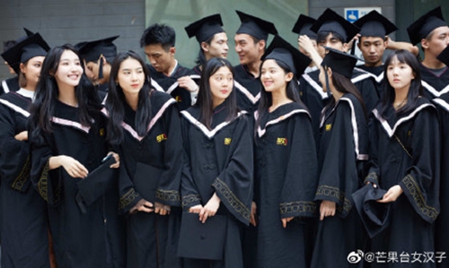 一众明星拍摄北电毕业照(北电的毕业照)