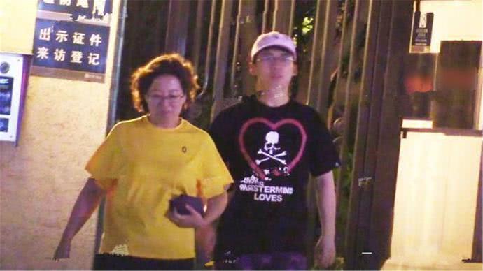 胡中惠年轻时候的照片图(胡中惠个人资料图片)