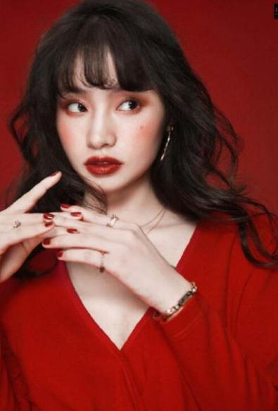 段小薇和小松菜奈对比照(小松菜奈的颜值) 段小薇和小松菜奈对比照(小松菜奈的颜值)