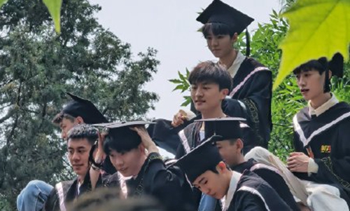 一众明星拍摄北电毕业照(北电的毕业照)
