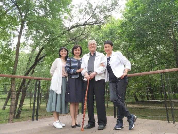 蓝天野是濮存昕生父是谣言吗(蓝天野和濮存昕的关系) 蓝天野是濮存昕生父是谣言吗(蓝天野和濮存昕的关系)