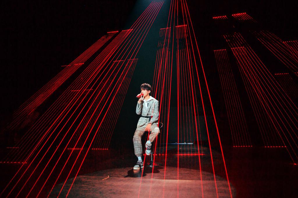 易烊千玺爸爸的公司做什么的？易烊千玺爷爷