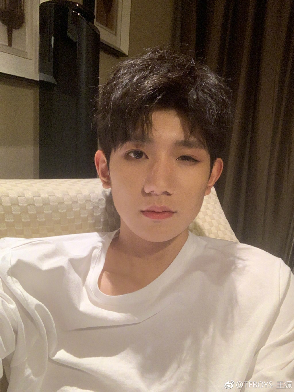 王源为什么变冷漠不爱笑了(因为杨超越王源都不爱笑了)