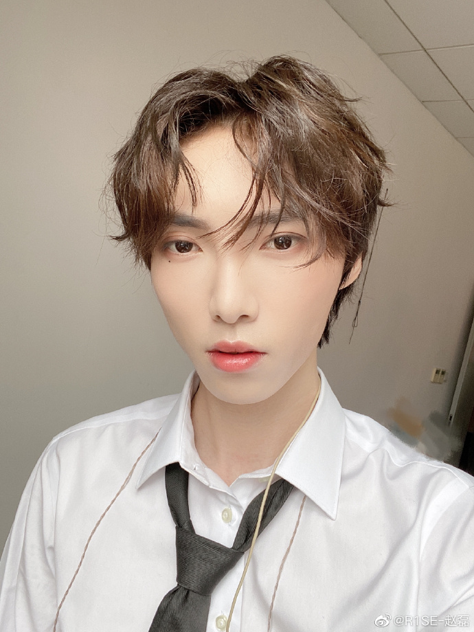 赵磊为什么叫小菠萝、小王子、ray(赵磊像菠萝的照片) 赵磊为什么叫小菠萝、小王子、ray(赵磊像菠萝的照片)